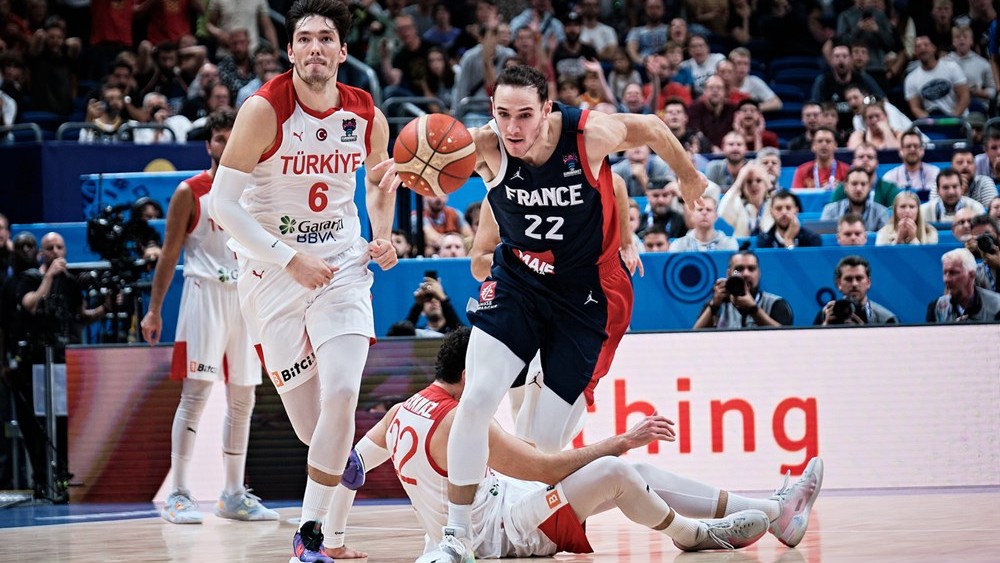 Ključna krađa protiv Turske (©FIBA Basketball)